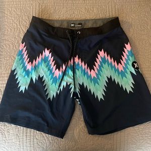 Mens like new board shorts